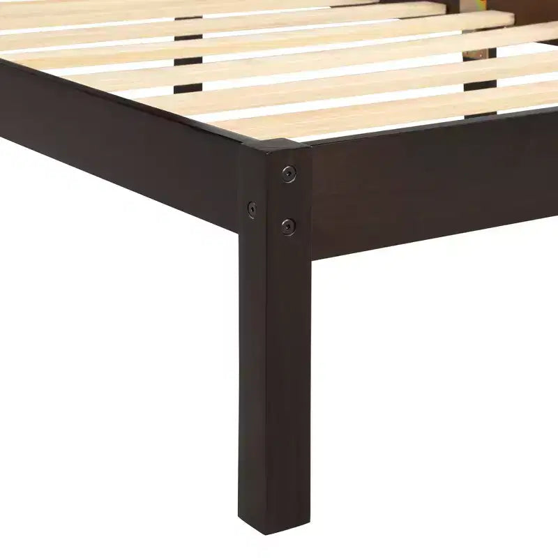 Lit plateforme en bois moderne et simple avec tête de lit
