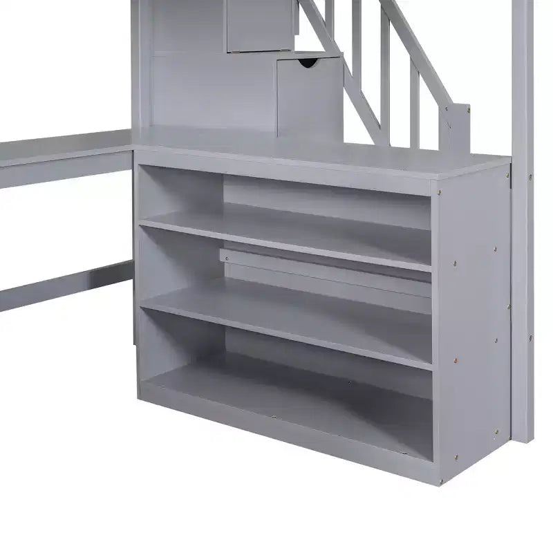 Lit mezzanine double avec bureau intégré en L, étagères de rangement à trois niveaux, garde-corps de sécurité et escalier de rangement attenant, blanc/gris