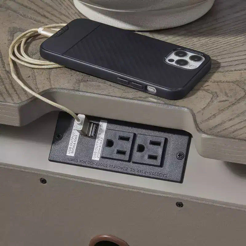 Table de chevet à trois tiroirs avec ports USB, marron clair