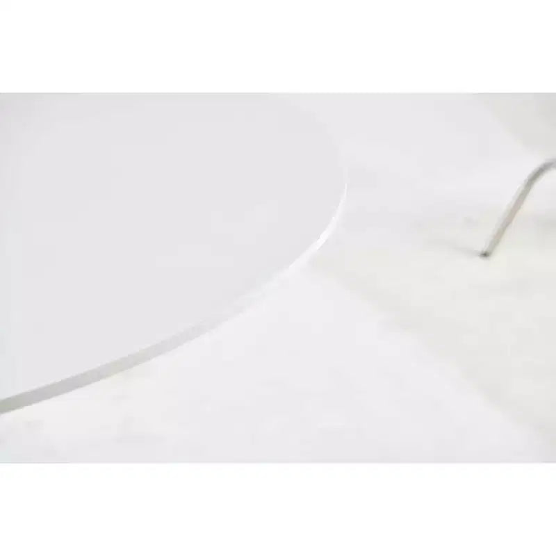 Table basse sur pied du milieu du siècle, blanche, 42,1 po, pattes croisées