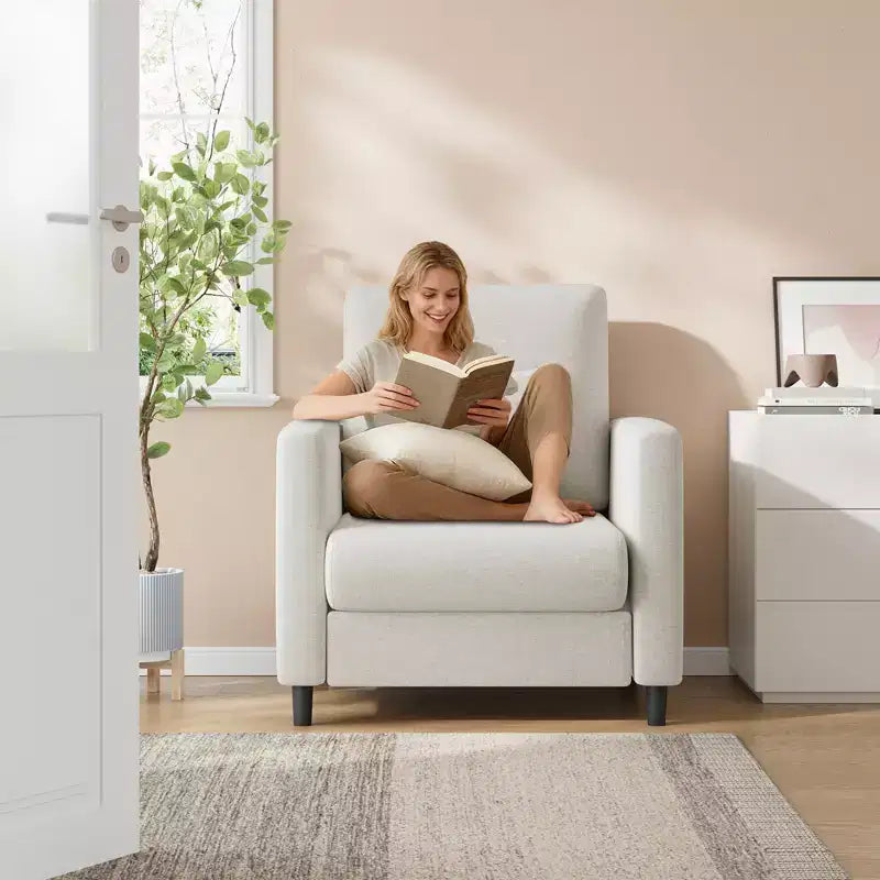 Canapé lounge Une chaise rembourrée moderne adaptée au salon ou à la chambre, dotée d'un cadre en bois de style milieu de siècle, confortable et compact.